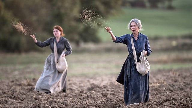 Zwei Frauen säen im Gleichschritt. Zwei Frauen säen im Gleichschritt.
