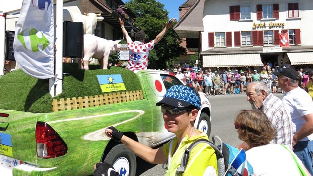 Fans warten an der Strasse. Fans warten an der Strasse.
