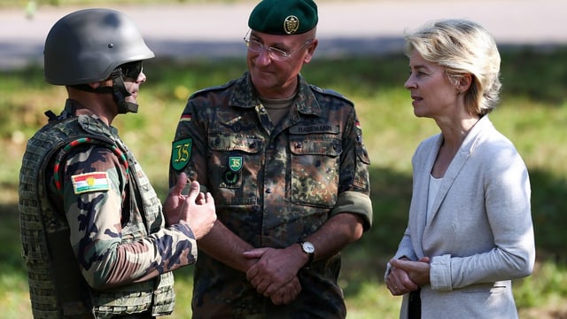 Ein Peschmerga-Kämpfer, ein deutscher Offizier und von der Leyen in einem Gespräch Ein Peschmerga-Kämpfer, ein deutscher Offizier und von der Leyen in einem Gespräch