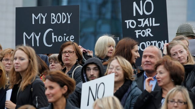 Frauen mit Plakten wie "My Body - my Choice" und "No" protestieren in Brüssel (3. Oktober) Frauen mit Plakten wie "My Body - my Choice" und "No" protestieren in Brüssel (3. Oktober)