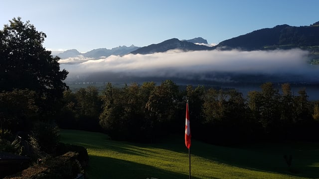 Blick vom Steinerberg Richtung Lauerzersee. Auf der Rigiseite hat es noch Nebelreste. Blick vom Steinerberg Richtung Lauerzersee. Auf der Rigiseite hat es noch Nebelreste.