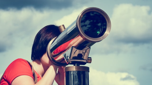 Frau schaut durch Fernglas. Frau schaut durch Fernglas.