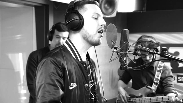 Manillio bei einer Livesession bei Radio SRF 3. Manillio bei einer Livesession bei Radio SRF 3.