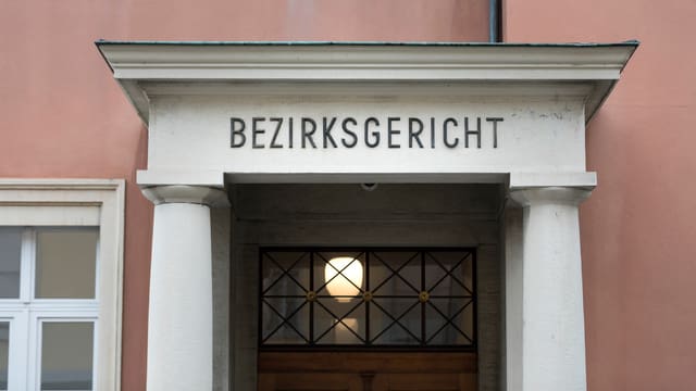 Eingang zu Gericht. Eingang zu Gericht.