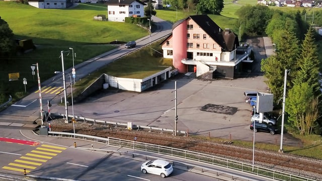 Das Asylzentrum Biberhof beim Bahnhof Biberbrücke. Das Asylzentrum Biberhof beim Bahnhof Biberbrücke.