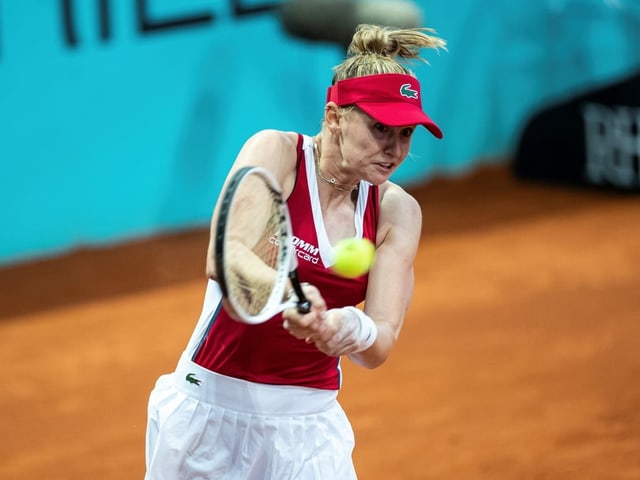 Jil Teichmann schlägt einen Ball Jil Teichmann schlägt einen Ball