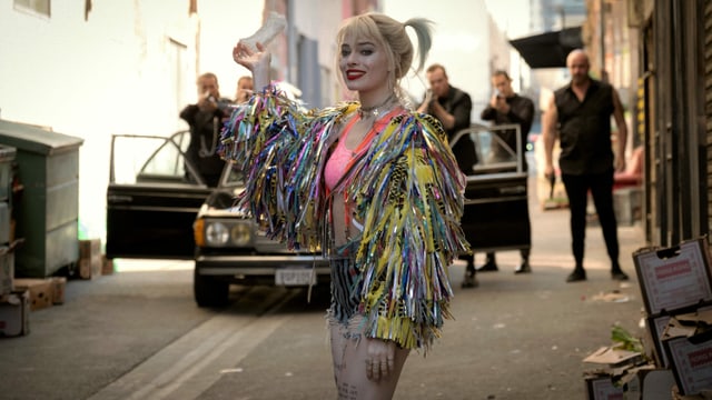 Gauner zielen auf Harley Quinn. Gauner zielen auf Harley Quinn.
