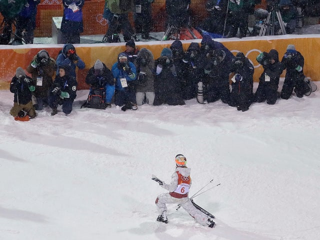 Olympiasieger posiert vor Medienschaffenden