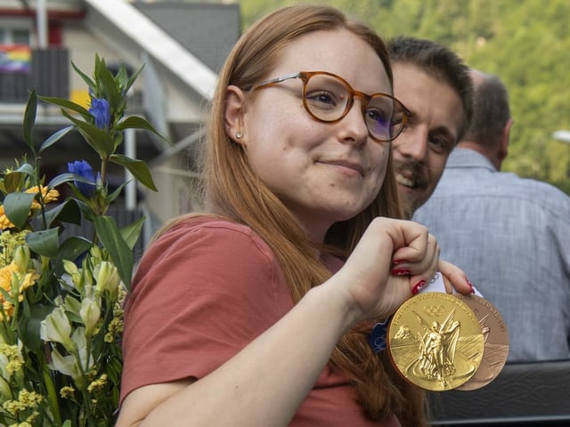 Nina Christen mit Gold um den Hals. Nina Christen mit Gold um den Hals.