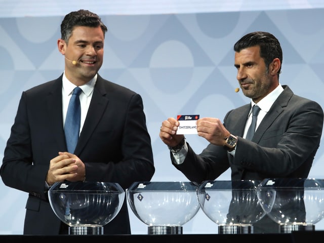 Luis Figo mit Zettel in der Hand Luis Figo mit Zettel in der Hand