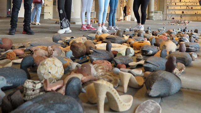 Kunstinstallation aus Abfällen, die am Boden liegen. Kunstinstallation aus Abfällen, die am Boden liegen.