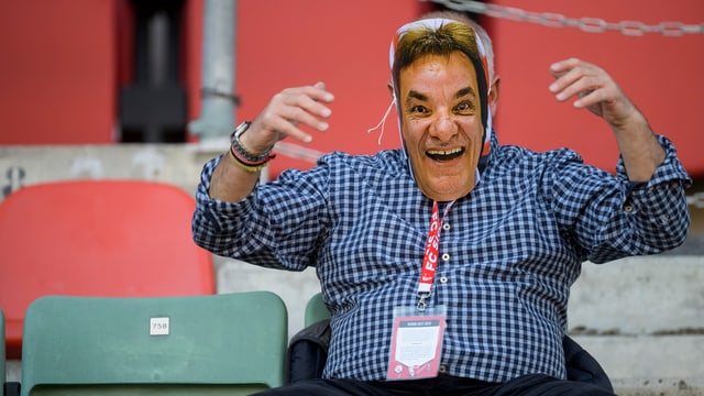 Ein Sion-Supporter trägt eine Constantin-Maske. Ein Sion-Supporter trägt eine Constantin-Maske.