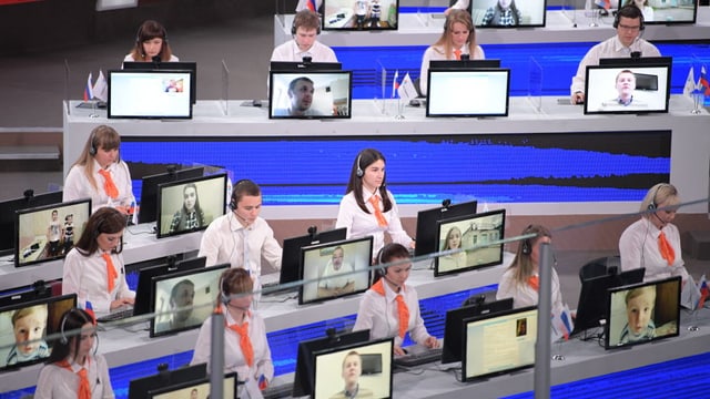 Callcenterangestellte an ihren Bildschirmen Callcenterangestellte an ihren Bildschirmen