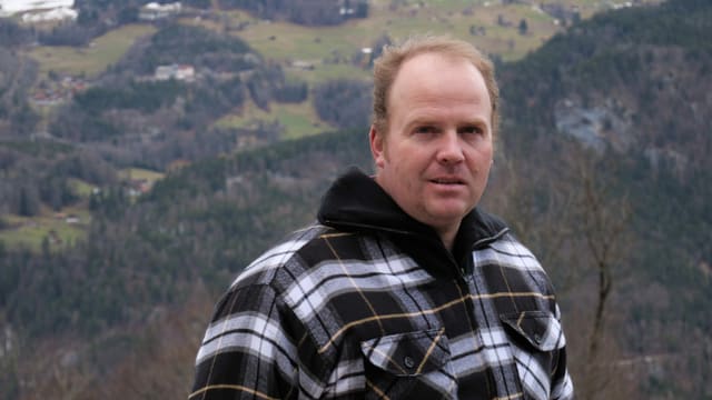 Ein Mann blickt in die Kamera. Ein Mann blickt in die Kamera.