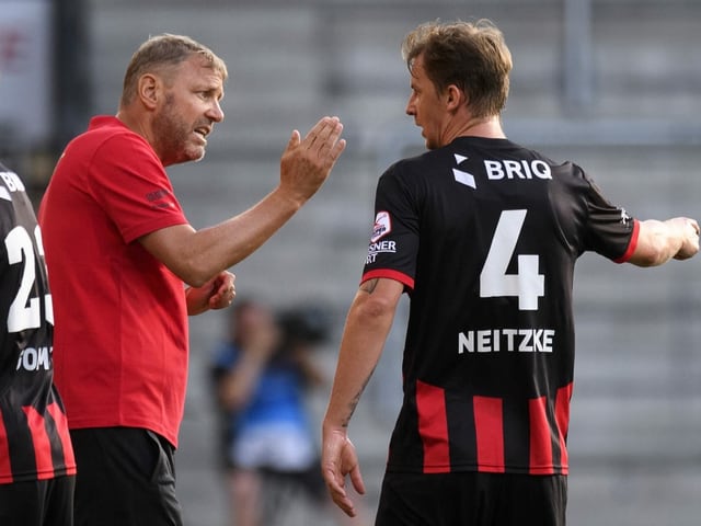 Xamax-Trainer Stéphane Henchoz gibt Anweisungen. Xamax-Trainer Stéphane Henchoz gibt Anweisungen.