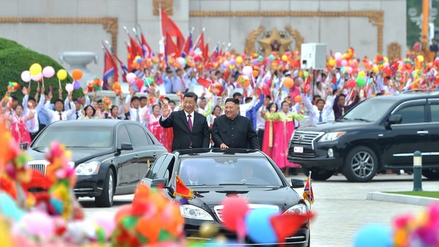 Pompöser Empfang in Pjöngjang: (v.l.) Xi Jinping und Kim Jong-un. Pompöser Empfang in Pjöngjang: (v.l.) Xi Jinping und Kim Jong-un.