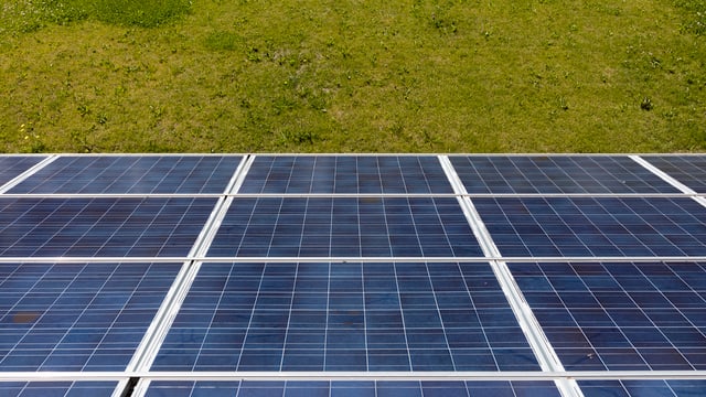 Solarpanel neben eine Wiese Solarpanel neben eine Wiese