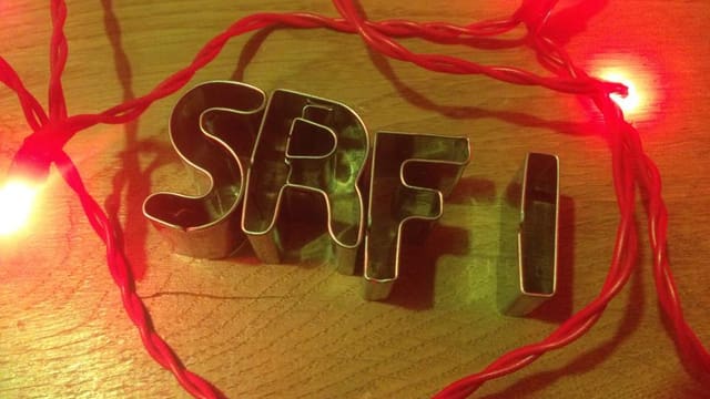 SRF 1-Logo aus Guetzli-Ausstechformen.