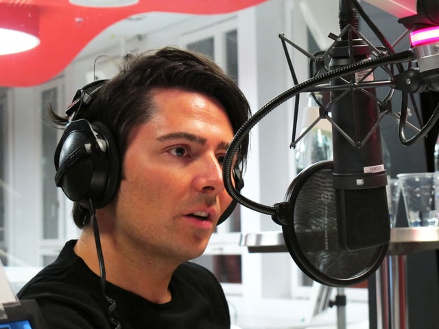 Nenad Mlinarevic spricht ins Mikrofon. Nenad Mlinarevic spricht ins Mikrofon.