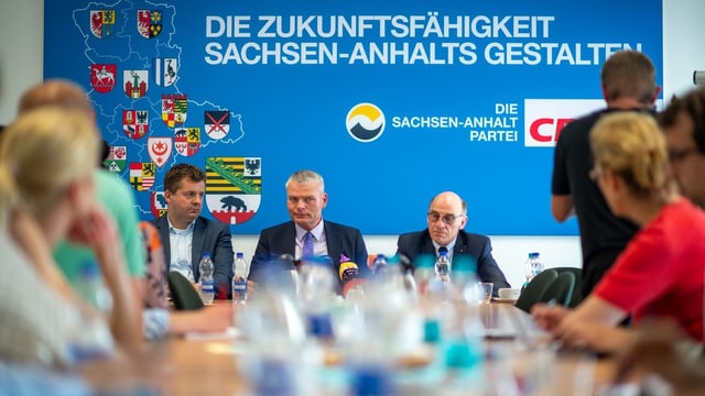 CDU-Politiker an einer Medienkonferenz CDU-Politiker an einer Medienkonferenz