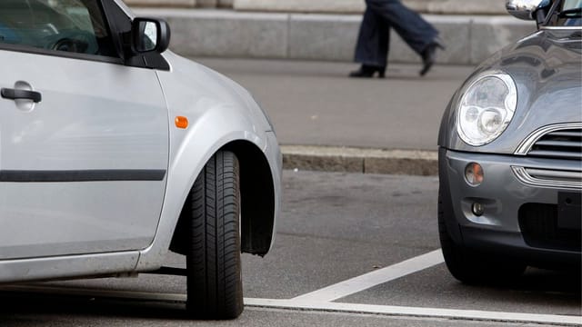 Auto fährt in eine Parklücke Auto fährt in eine Parklücke