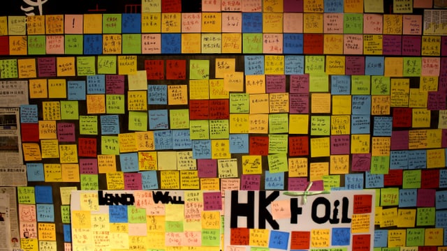 Ein Wand voller bunter Post-its mit chinesischen Schriftzeichen. Ein Wand voller bunter Post-its mit chinesischen Schriftzeichen.