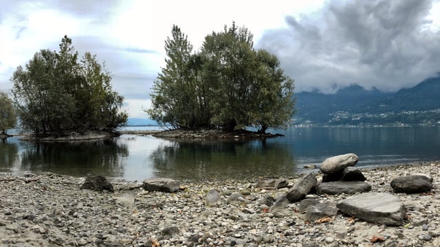 Wolkenverhangener Himmel über dem Lago Maggiore bei Locarno. Wolkenverhangener Himmel über dem Lago Maggiore bei Locarno.