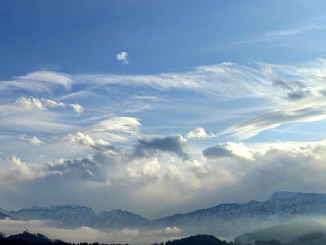 Wolkenformationen über Bergkette