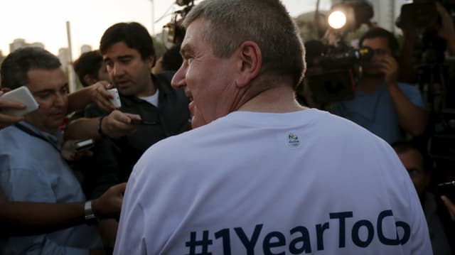Thomas Bach trägt ein T-Shirt mit der Aufschrift «#1YearToGo» auf dem Rücken. Thomas Bach trägt ein T-Shirt mit der Aufschrift «#1YearToGo» auf dem Rücken.