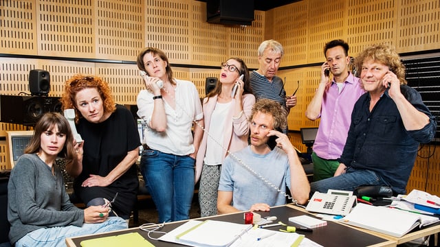Mitwirkende einer Hörspielproduktion im Studio. Mitwirkende einer Hörspielproduktion im Studio.