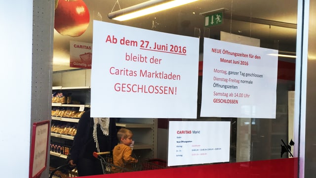 Glastüre mit der Aufschrift Eingang Glastüre mit der Aufschrift Eingang