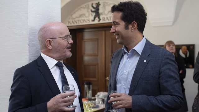 Köbi Frei trat bei den Wahlen am 10. Februar nicht mehr zur Wiederwahl an. Hier spricht der abtretende Regierungsrat mit dem Ausserrhoder Ständerat Andrea Caroni (FDP). Köbi Frei trat bei den Wahlen am 10. Februar nicht mehr zur Wiederwahl an. Hier spricht der abtretende Regierungsrat mit dem Ausserrhoder Ständerat Andrea Caroni (FDP).
