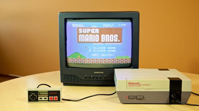Ein Röhren-TV und die Original-NES. Ein Röhren-TV und die Original-NES.