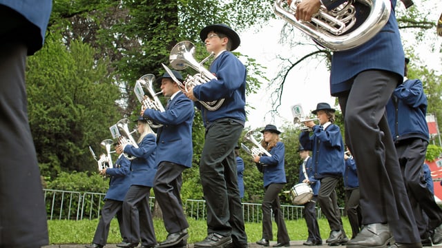La societad da musica da Lumbrein durant marschar La societad da musica da Lumbrein durant marschar
