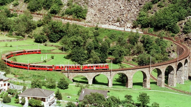 Der 360-Grad-Kreisel der Rhätischen Bahn nahe Brusio: Das Foto zeigt das einstige Bauwerk, das 1910 189'000 Franken kostete. Der 360-Grad-Kreisel der Rhätischen Bahn nahe Brusio: Das Foto zeigt das einstige Bauwerk, das 1910 189'000 Franken kostete.