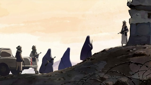 Drei männliche Taliban-Schergen begleiten drei verhüllte Frauen mit Gewehren den Berg rauf. Drei männliche Taliban-Schergen begleiten drei verhüllte Frauen mit Gewehren den Berg rauf.