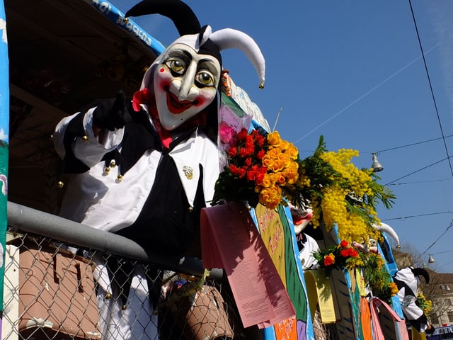 Ueli mit Blumen auf Waggis-Wagen.