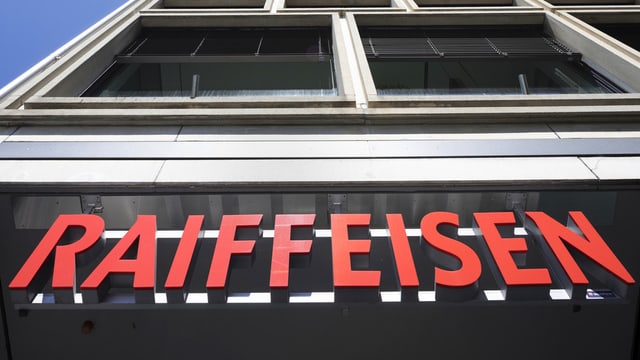 Raiffeisen-Schriftzug über Gebäude Raiffeisen-Schriftzug über Gebäude