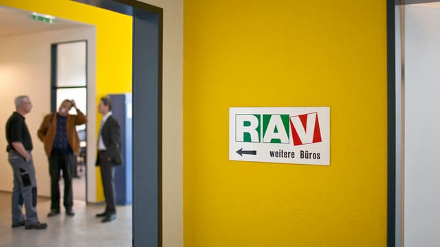 Büro einer Amtsstelle mit der Aufschrift RAV. Büro einer Amtsstelle mit der Aufschrift RAV.