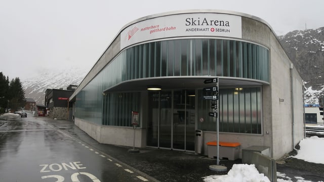 Ein graues Betongebäude mit runder Glasfront. Ein graues Betongebäude mit runder Glasfront.