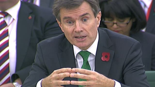 Sir John Sawers an einem Sitzungstisch. Sir John Sawers an einem Sitzungstisch.