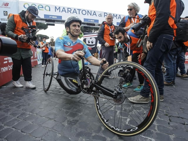 Alessandro Zanardi auf einem Handbike Alessandro Zanardi auf einem Handbike