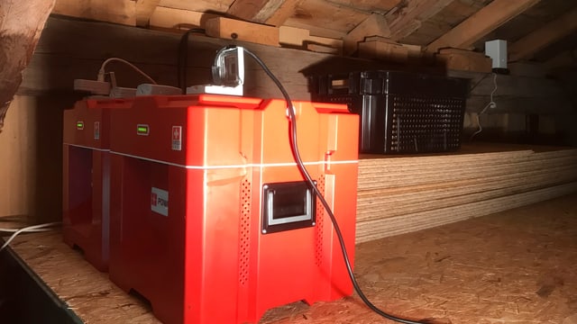 Rote Power-Blox-Würfel im Dachstock einer Holzhütte (Alphütte) Rote Power-Blox-Würfel im Dachstock einer Holzhütte (Alphütte)