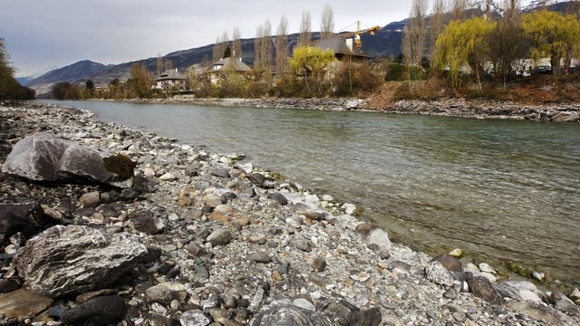 Rhone zwischen Siders und Chippis (VS) Flusskorrektionen gehen oft auf Kosten von Kulturland . Rhone zwischen Siders und Chippis (VS) Flusskorrektionen gehen oft auf Kosten von Kulturland .