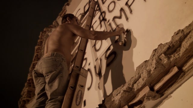 Mann sprayt an die Hauswand Mann sprayt an die Hauswand