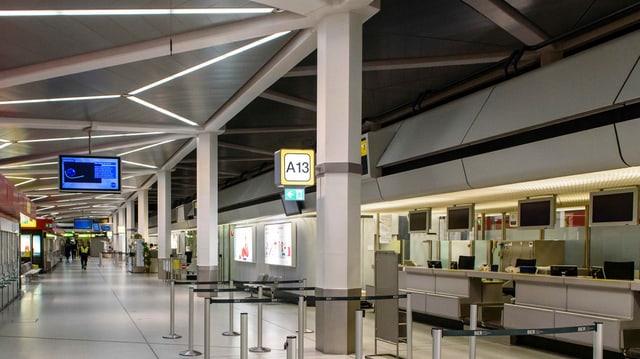 Leere Abflughalle mit Checkin-Schaltern in Berlin Tegel Leere Abflughalle mit Checkin-Schaltern in Berlin Tegel