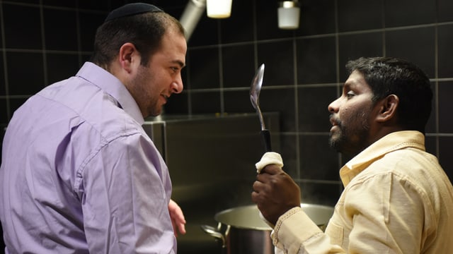 Rabbiner Michael Kohn und Sasikumar Tharmalingam in der Küche. Rabbiner Michael Kohn und Sasikumar Tharmalingam in der Küche.