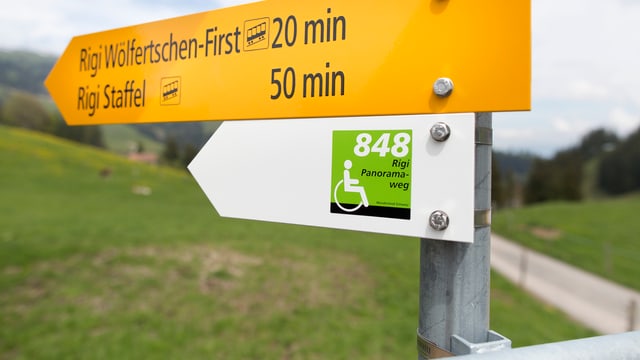 Wegweiser für rollstuhlgängigen Wanderwege am Rigi Wegweiser für rollstuhlgängigen Wanderwege am Rigi