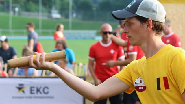 Ein jungen Kubb-Spieler konzentriert sich. Ein jungen Kubb-Spieler konzentriert sich.