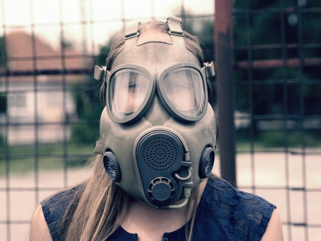 Frau posiert mit Gasmaske Frau posiert mit Gasmaske